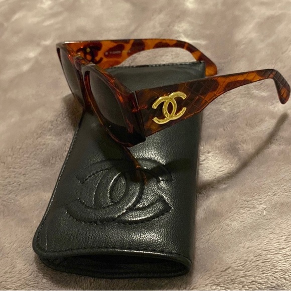 Tortoise frames with the Chanel gold hardware stamped 712429 Paris - Picture 4 of 8